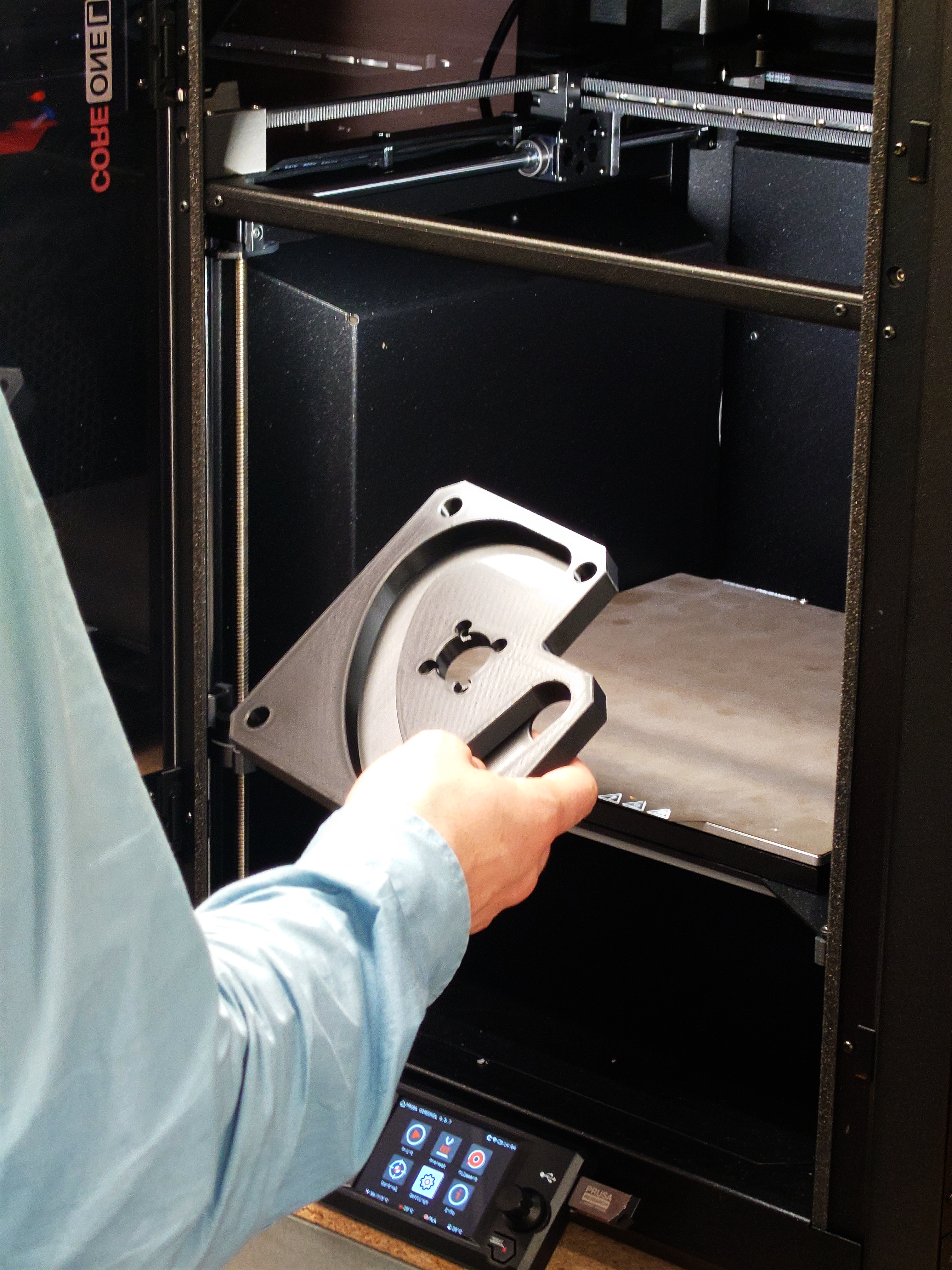 Mitarbeiter nimmt 3D-gedrucktes Teil aus dem Drucker. Auftragsfertigung Ruhrgebiet 3D-Druck 